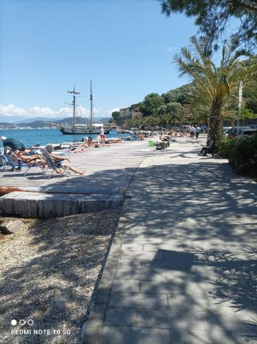 a group of people laying on the beach near the water at "A Ridosso" sul mare nel cuore del paese in Le Grazie