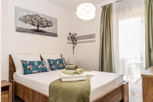 a bedroom with a large bed with a tree on it at Carpe Diem**** in Lun