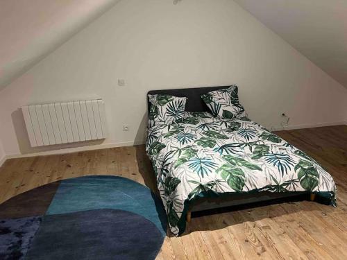 - une chambre avec un lit doté d'un oreiller et d'un tapis dans l'établissement T3 Duplex Bolbec centre ville, à Bolbec