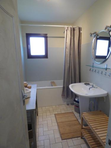 a bathroom with a sink and a bath tub at Terre et Mer, maison avec jardin in Quend