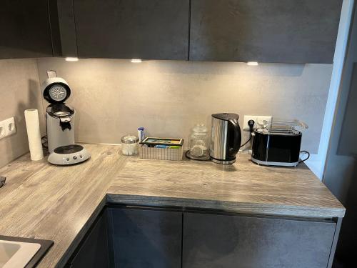 a kitchen with a counter top with a appliance on it at Geräumige, moderne 110 qm Wohnung Nähe Messe Essen in Essen