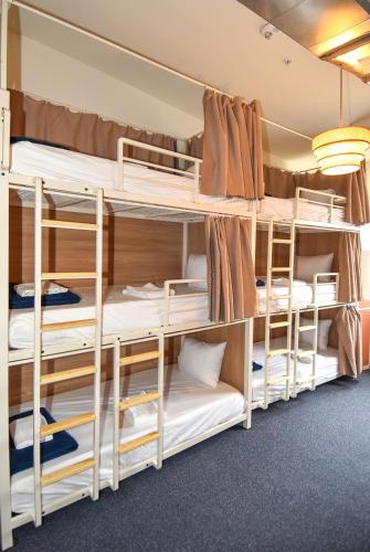 Un ou plusieurs lits dans un hébergement de l'établissement Caravan Hostel DC