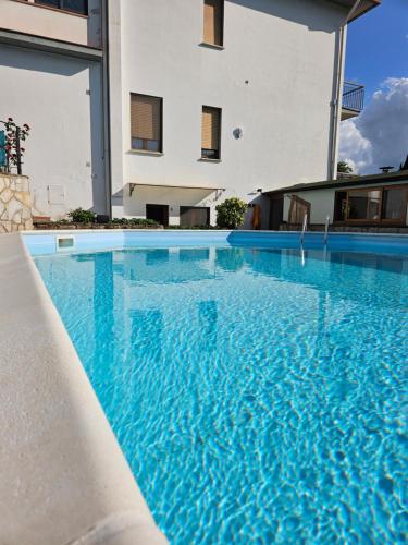 Guest House Fantaccini في Pelago: مسبح بمياه زرقاء امام مبنى