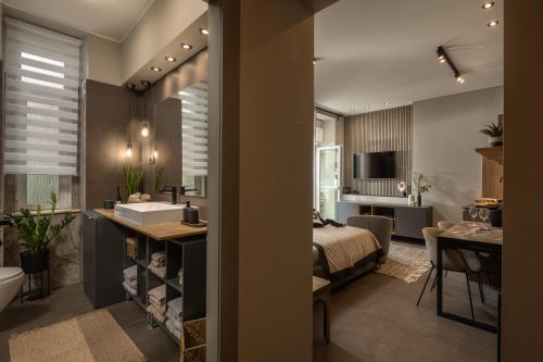 1 dormitorio y baño con cama y lavamanos en Nautilus Luxury Apartments 2, en Rijeka