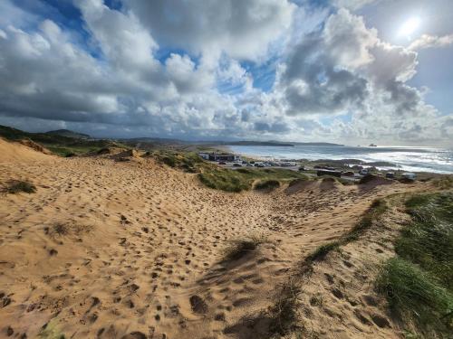 a sandy beach with a view of the ocean at Apartamento Santander Maliaño in Maliaño