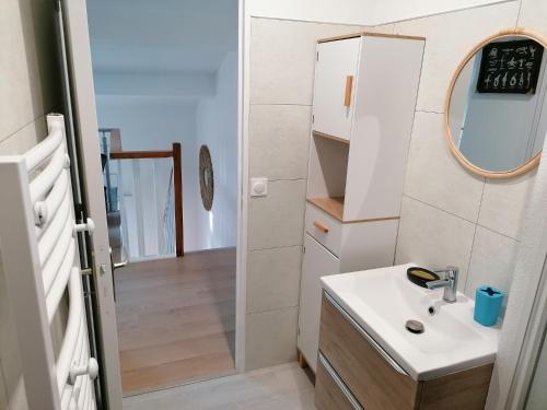 une petite salle de bain avec un lavabo et un miroir dans l'établissement Maison Palmier du lac, à Port-la-Nouvelle