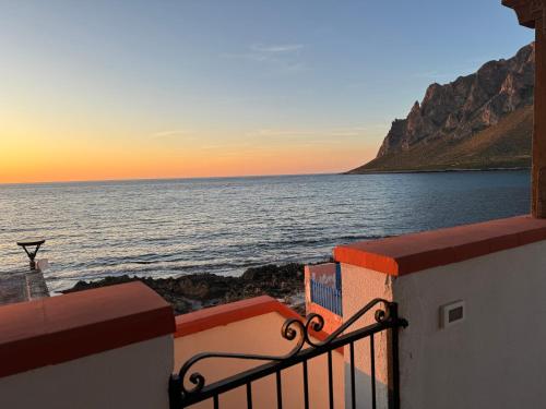 balcone con vista sull'oceano al tramonto di Residenza sul Mare Baia Cornino a Custonaci