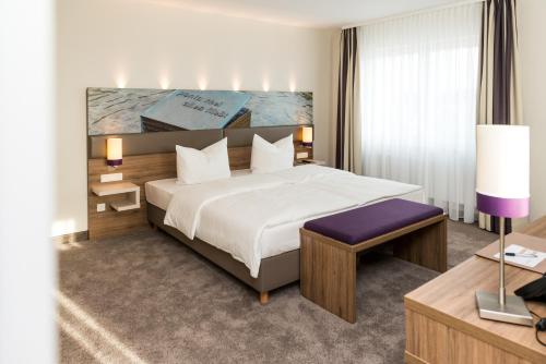 Кровать или кровати в номере Stratmanns Hotel