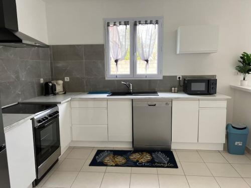 une cuisine avec un évier au sol dans l'établissement Maison familiale spacieuse -Château de Chambord, à Huisseau-sur-Cosson