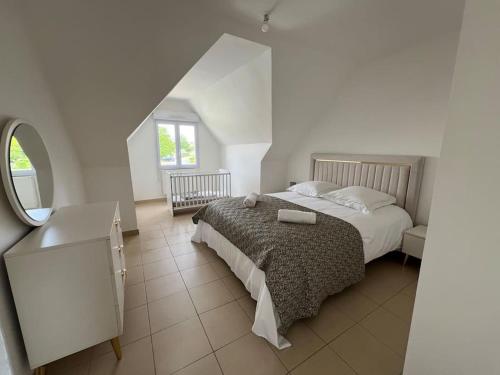 ein Schlafzimmer mit großem Bett und Fenster in der Unterkunft Maison familiale spacieuse -Château de Chambord in Huisseau-sur-Cosson