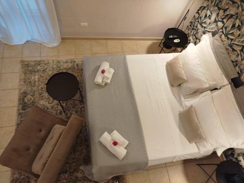 1 dormitorio con 1 cama con sábanas y almohadas blancas en Cuore Barocco en Noto