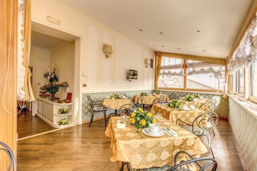 a restaurant with tables and chairs in a room at Hotel La Lumiere Di Piazza Di Spagna in Rome