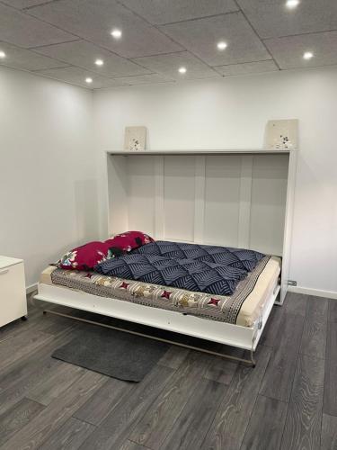 uma cama num quarto com uma prateleira na parede em Private room with shared bathroom in central of billund em Billund