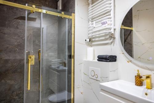 a bathroom with a shower and a sink at Imperial Citi Yes Apartament in Krakow