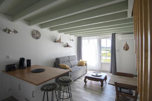 un salon avec un canapé et une table dans l'établissement Gîte Lilou le clos st jean, à Saint-Jean-de-Thurac