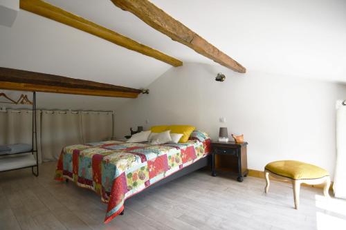 une chambre avec un lit, une table et une chaise dans l'établissement Gîte Lilou le clos st jean, à Saint-Jean-de-Thurac