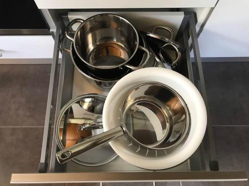 Ein Haufen Töpfe und Pfannen auf einem Regal in der Unterkunft Finca House by Fataga Maspalomas in San Bartolomé de Tirajana