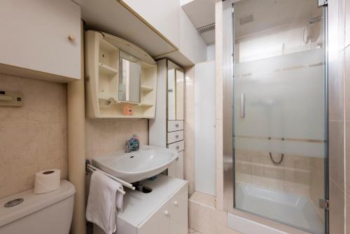 une salle de bain avec un lavabo et une douche dans l'établissement Studio à montmartre avec terrasse, à Paris