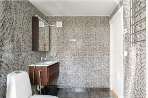 y baño con lavabo y espejo. en Fresh happy little house, 35 m2 IN Täby en Estocolmo