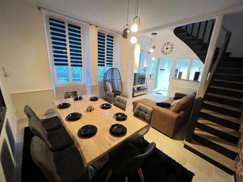 un salon avec une table et un canapé dans l'établissement Gîtes atypique champenois, à Saint-Martin-dʼAblois