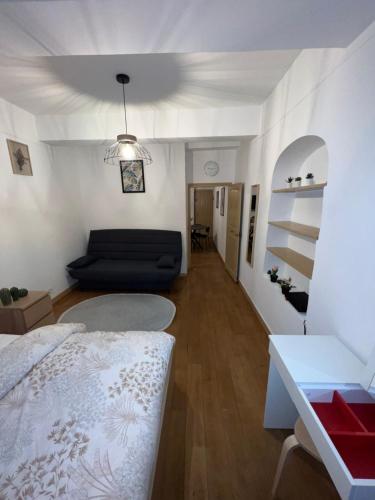 Cette chambre comprend un lit, un canapé et une table. dans l'établissement Appartement Dijon le Zola, à Dijon