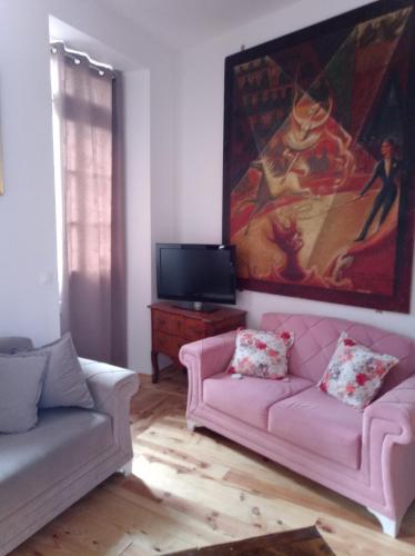 - un salon avec deux canapés et un tableau mural dans l'établissement Gîte groupe cycliste via rhona Les Capucines, à Saint-Vallier