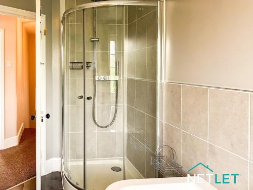 eine Dusche mit Glastür im Badezimmer in der Unterkunft Hill House in Pembrokeshire