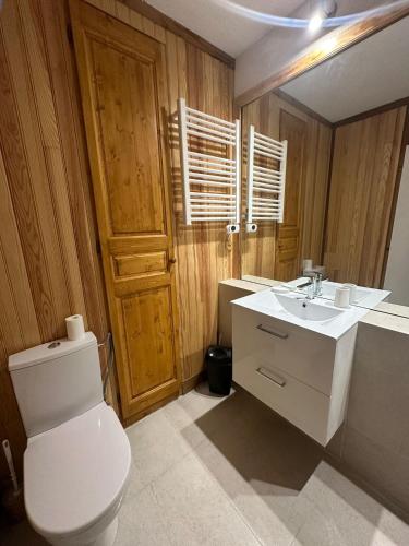 une salle de bain avec toilettes et lavabo dans l'établissement Appartement Front de neige, à Isola