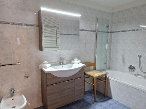 ein Badezimmer mit einem Waschbecken, einem WC und einer Badewanne in der Unterkunft Apartments Insam in St. Christina in Gröden