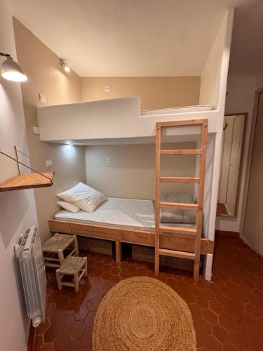 Cette chambre dispose de lits superposés et d'une échelle. dans l'établissement Villa bord de mer, à Torreilles