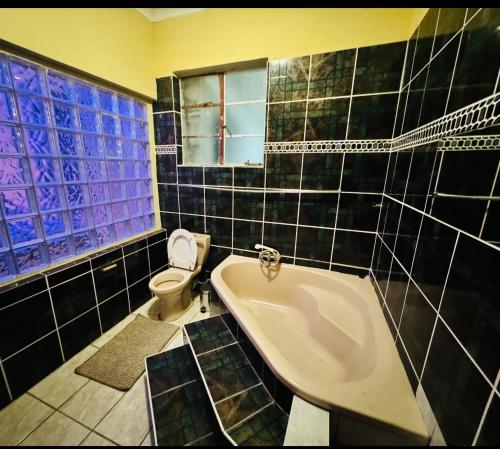Phòng tắm tại GoldenWays Motel