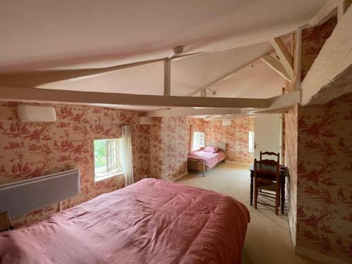 - une chambre avec un lit rose dans l'établissement Les Hauts de Saint Jacques - Cognac, à Cognac
