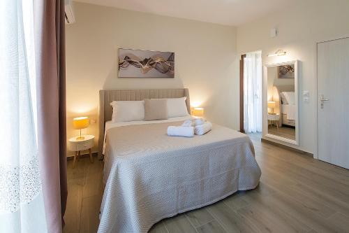 En eller flere senge i et værelse på Ben's Apartments - DELUXE STUDIO