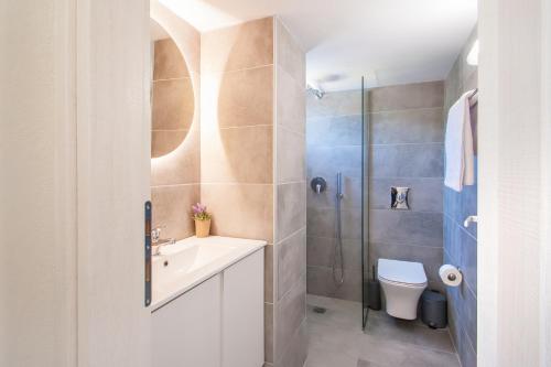 Et badeværelse på Ben's Apartments - DELUXE STUDIO