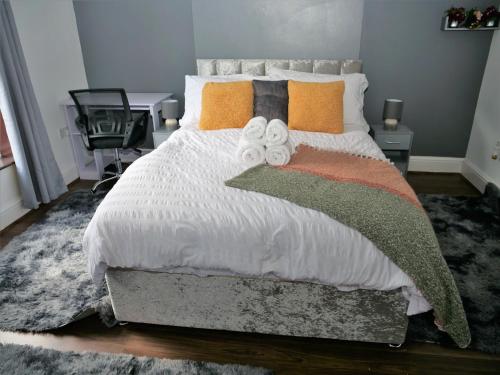 een slaapkamer met een bed met handdoeken erop bij Comfort Home From Home Bolton Central Hilden St - Sleeps - 10 in Bolton