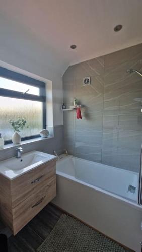 Ένα μπάνιο στο 15 minutes away from famous Wimbledon, an inviting family home
