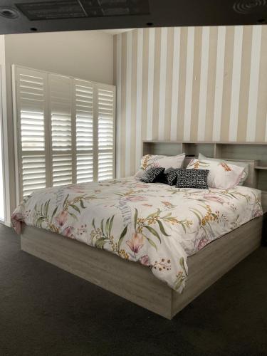 ein Schlafzimmer mit einem großen Bett mit Blumen darauf in der Unterkunft Hope Island Little Paradise in Gold Coast