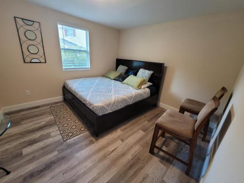 une chambre avec un lit et une chaise dans l'établissement Sweet home Alabama!, à Mobile