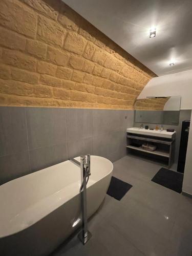une salle de bain avec une baignoire et un lavabo dans l'établissement Superbe loft au coeur de Paris, à Paris
