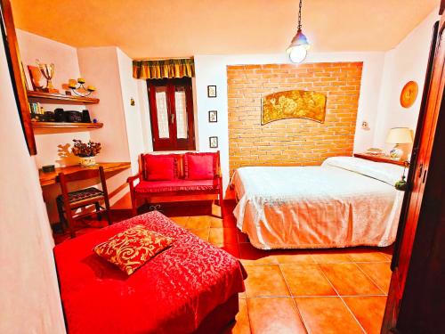 1 dormitorio con 1 cama y 1 silla roja en Relax Destinazioni Viaggio-Struttura Abruzzo/Molise, en Forlì del Sannio