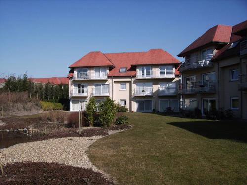 un grande condominio con un cortile di fronte di Green Garden a De Haan