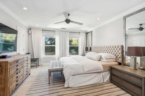 a bedroom with a large bed and a ceiling fan at Stunning Townhouse w Tennis & Pool in Southampton