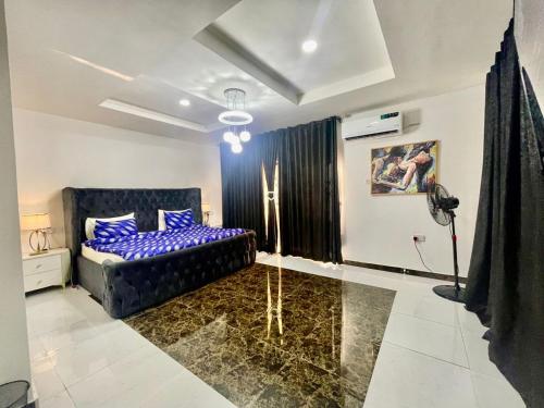 Cama o camas de una habitación en Aurequire luxury 3 bedroom Apartment off Freedom way Lekki phase 1