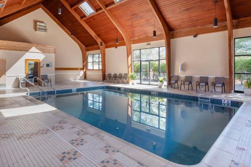 an indoor swimming pool with a large ceiling at Best Western Inn at Blakeslee-Pocono in Blakeslee