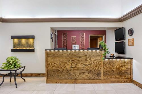 a lobby with a wooden partition and a table at Best Western Inn at Blakeslee-Pocono in Blakeslee