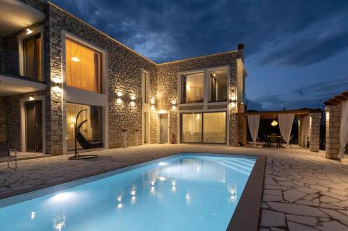 Πισίνα στο ή κοντά στο Rafaelia Premium villa with private pool in Drepano
