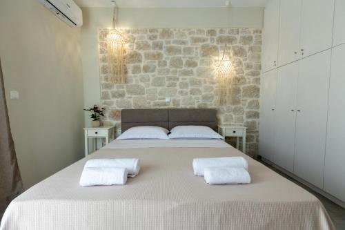 Ένα ή περισσότερα κρεβάτια σε δωμάτιο στο Rafaelia Premium villa with private pool in Drepano