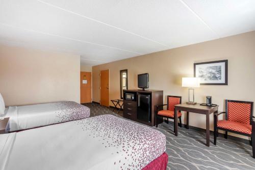 Habitación de hotel con 2 camas, escritorio y 2 sillas en Best Western Inn at Blakeslee-Pocono en Blakeslee