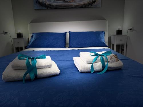Una cama con toallas y arcos encima. en B&B Palermo Pirri, en Palermo