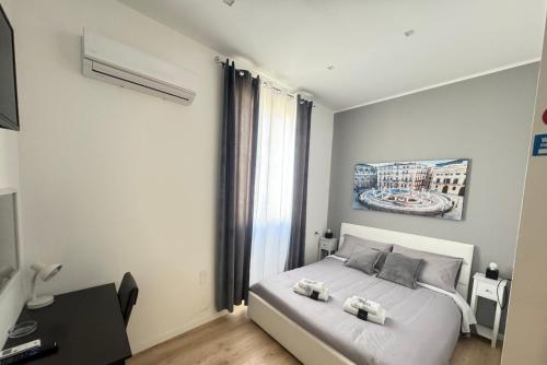 een slaapkamer met een bed met twee handdoeken erop bij B&B Palermo Pirri in Palermo